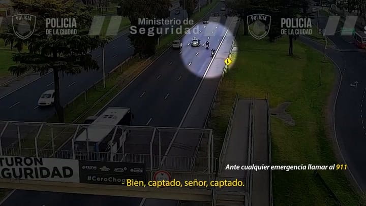 Quiso escapar de un control con un auto robado y chocó cinco vehículos: llevaba tres bolsas con cocaína