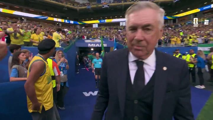 El saludo entre Ronaldinho y Ancelotti en el partido de Brasil vs Escocia