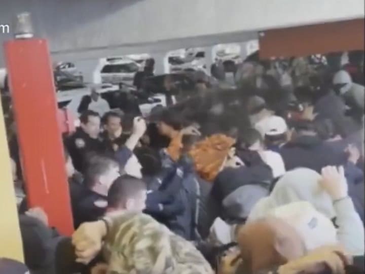 La policía tiró gas pimienta a la gente presente en uno de los puntos de venta en los que se generaron disturbios por la venta de la colección de relojes