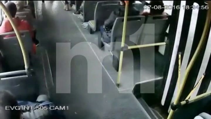 Apuñalaron a una pasajera en pleno asalto a un colectivo en Quilmes