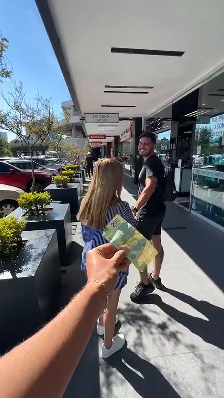 Dejó a su novio participar de un reto y terminó enojada