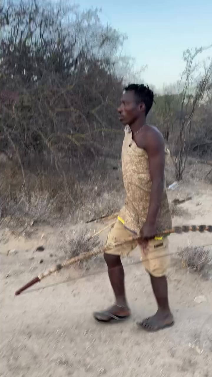 Agustín cazando con una tribu en Tanzania