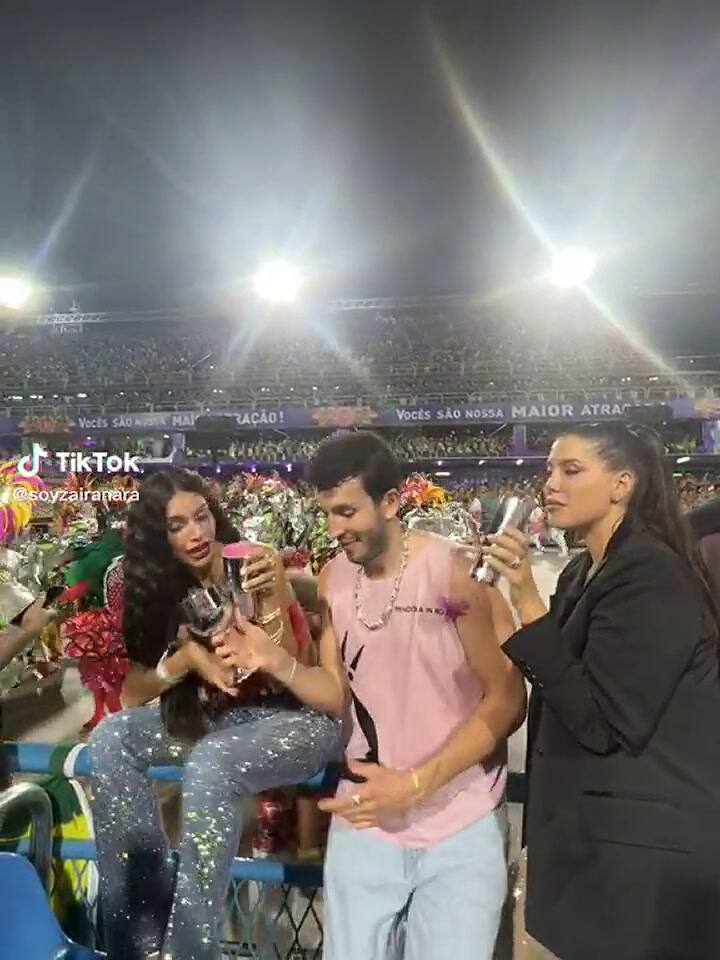 El blooper de Sebastián Yatra y Zaira Nara en el carnaval de Río de Janeiro