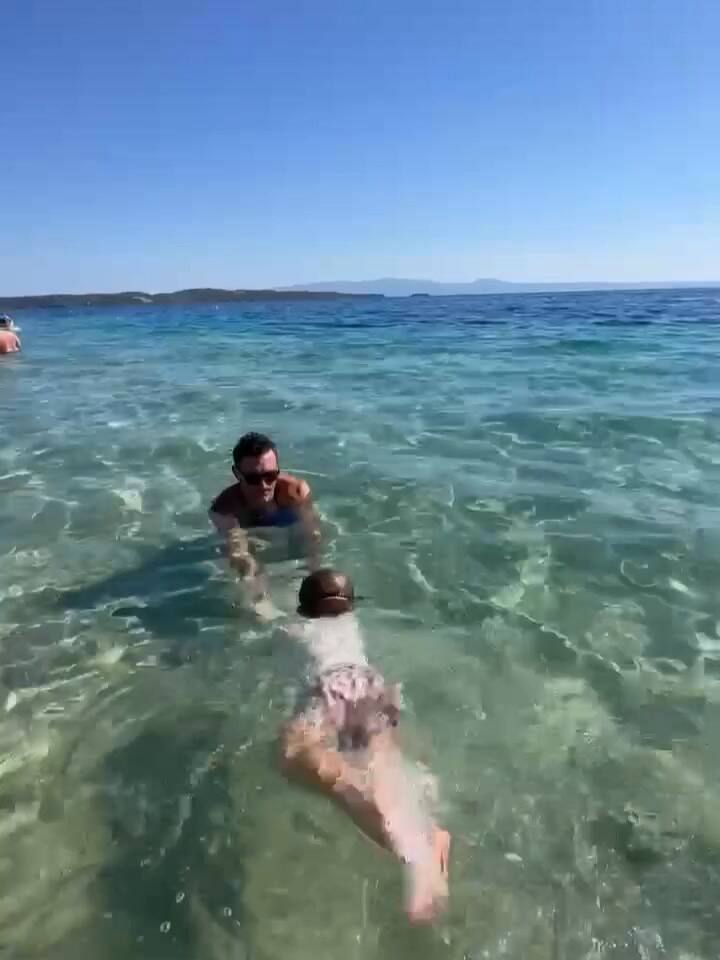 El hijo de Pico Mónaco nadando en un lago de Grecia