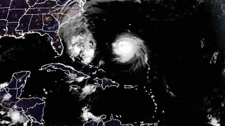 Imelda (izquieda) y el huracán Humberto (derecha) vistos desde el cielo