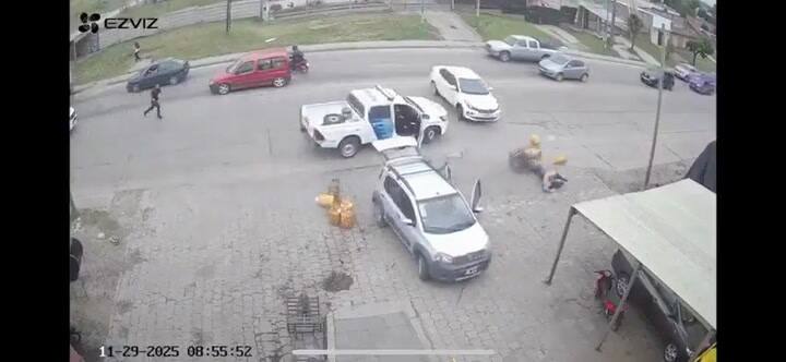 Un delincuente maniobró para escapar de la policía y chocó a dos personas