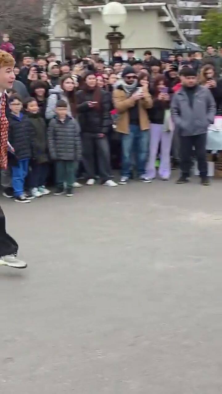 Dos jóvenes en la batalla de "farmear aura" que se desarrolló en Plaza Mitre