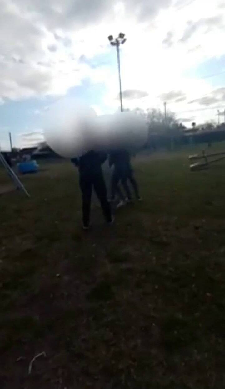 Denuncian a una mujer por incitar a su hija de 12 años a pelear con otras chicas en plena calle