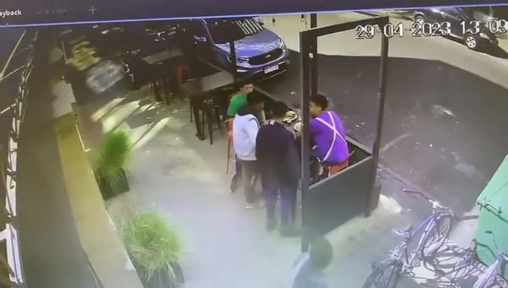 La pelea entre trapitos y un mozo, que casi termina apuñalado
