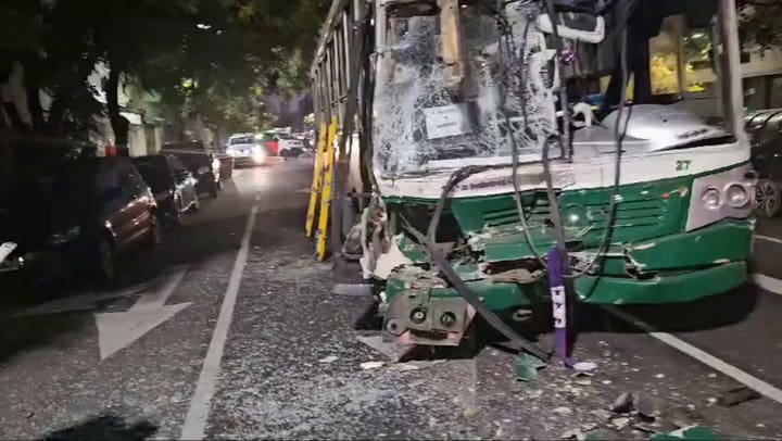Fuerte accidente entre dos colectivos de una misma línea en el barrio de Chacarita