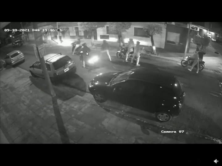 Ataque piraña de motochorros a un repartidor en Ramos Mejía