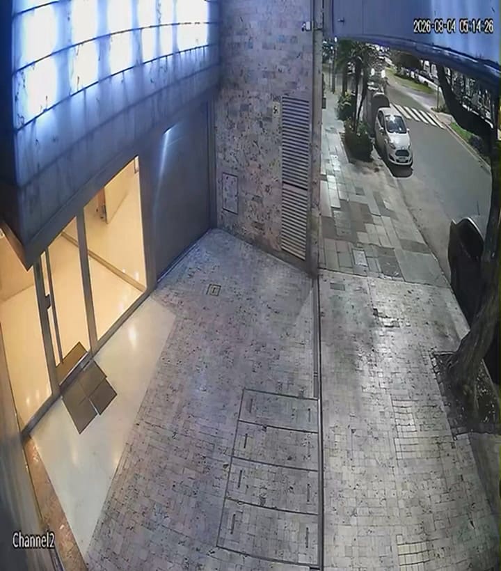 Nuevos videos de Candela Arizaga mientras corría semidesnuda desde el departamento de Facundo Moyano