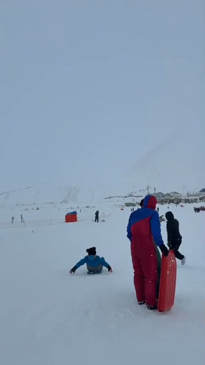 Turistas disfrutan de la nieve en Las Leñas