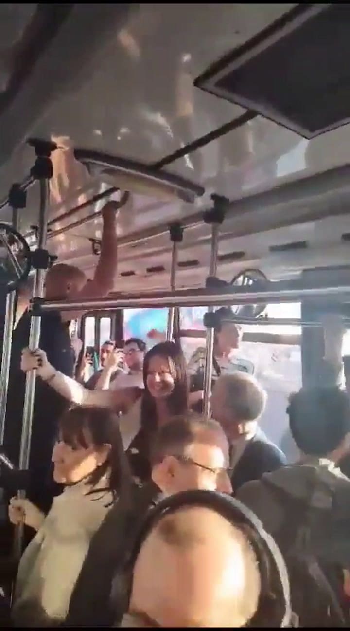 "Ganamos la elecciones, aguántensela". Canticos e insultos contra Pettovello y el secretario de Educación en un micro de Aeroparque