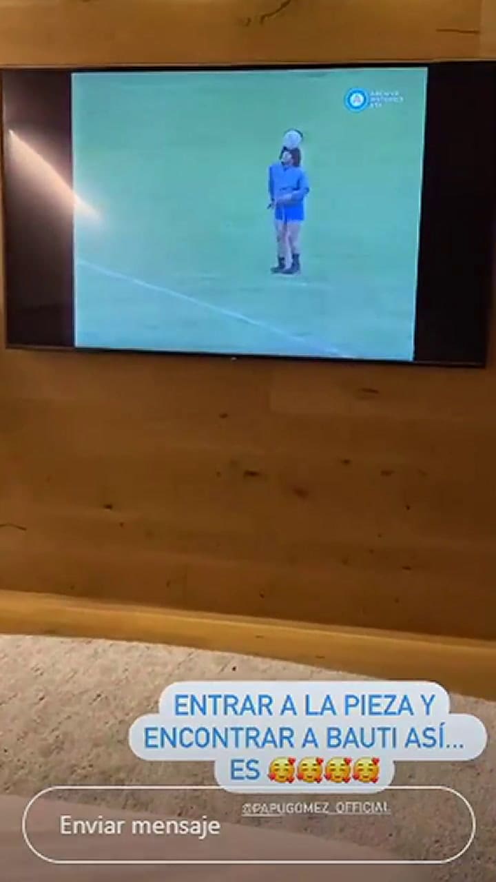 El hijo del Papu Gómez “hipnotizado” con videos de Maradona