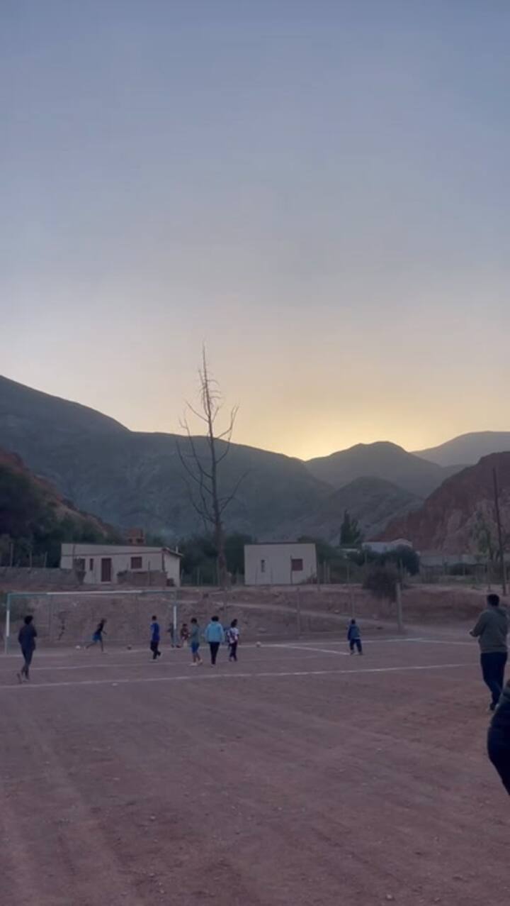 Un grupo de niños aprovecha el poco sol que queda en la cancha en el Cerro de los Siete Colores