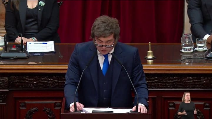El cruce entre Javier Milei y el bloque d ela oposicion presente en la apertura de sesiones ordinarias
