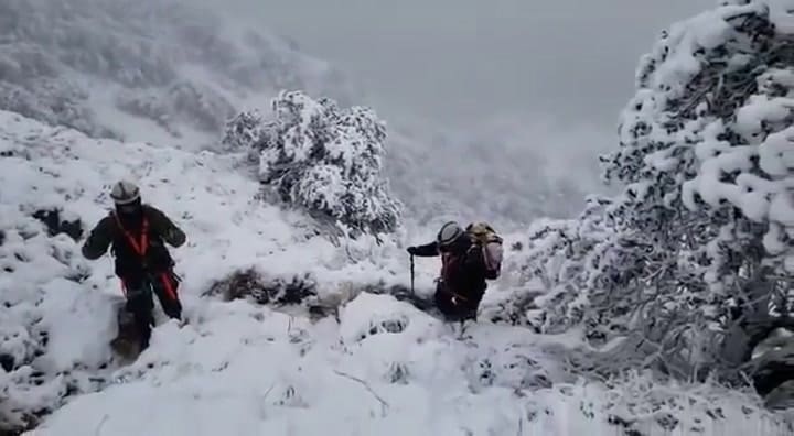 El rescate del helicoptero de la comitiva presidencial - Fuente: Bomberos de Santa María, Catamarca