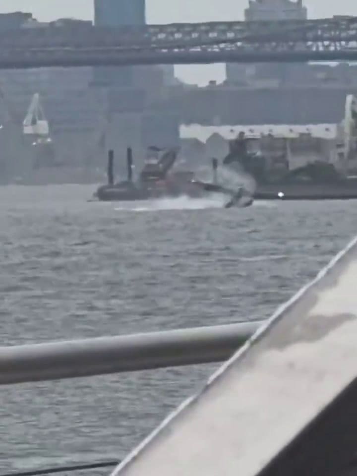 Una avioneta debió realizar un aterrizaje de emergencia en Nueva York y terminó flotando en un río