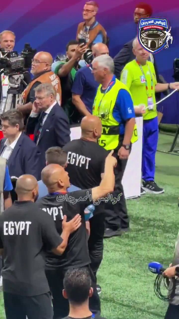 El DT de Egipto, furioso tras perder con Argentina: discutió con hinchas, increpó a un fotógrafo y cruzó a Scaloni