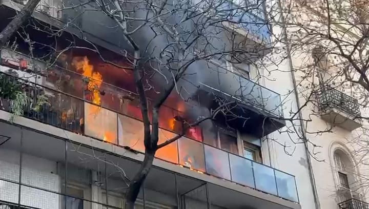 Las llamas iniciaron en el tercer piso