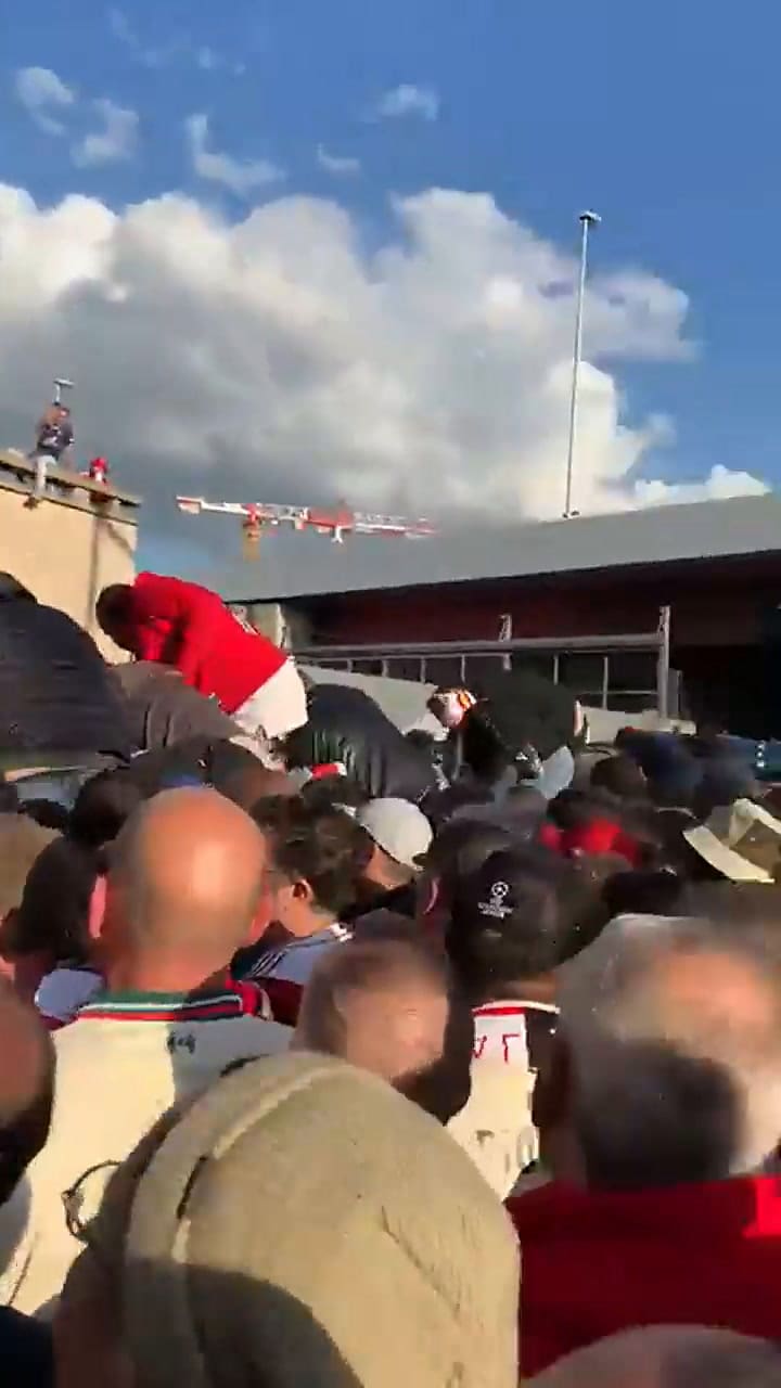 choques entre la policía y los hinchas ingleses demoraron el inicio del partido