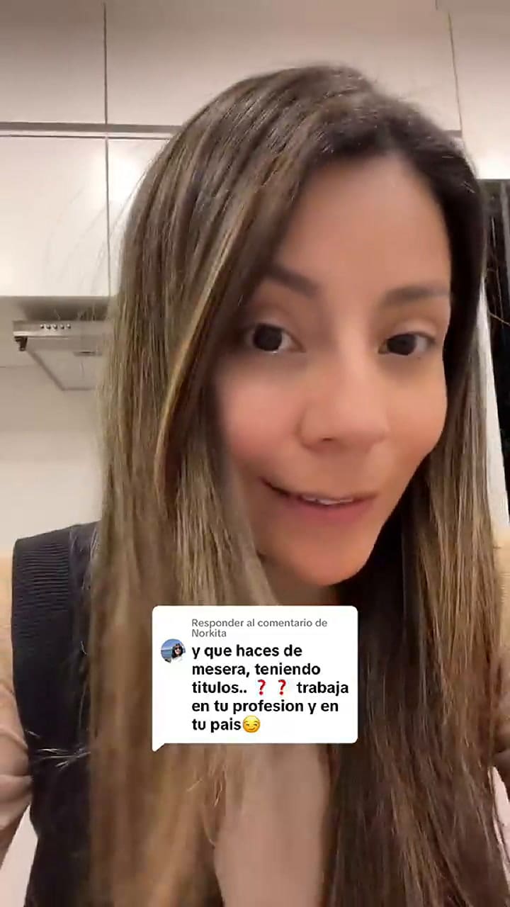 Tiene un título de abogada, dos maestrías y decidió trabajar como moza