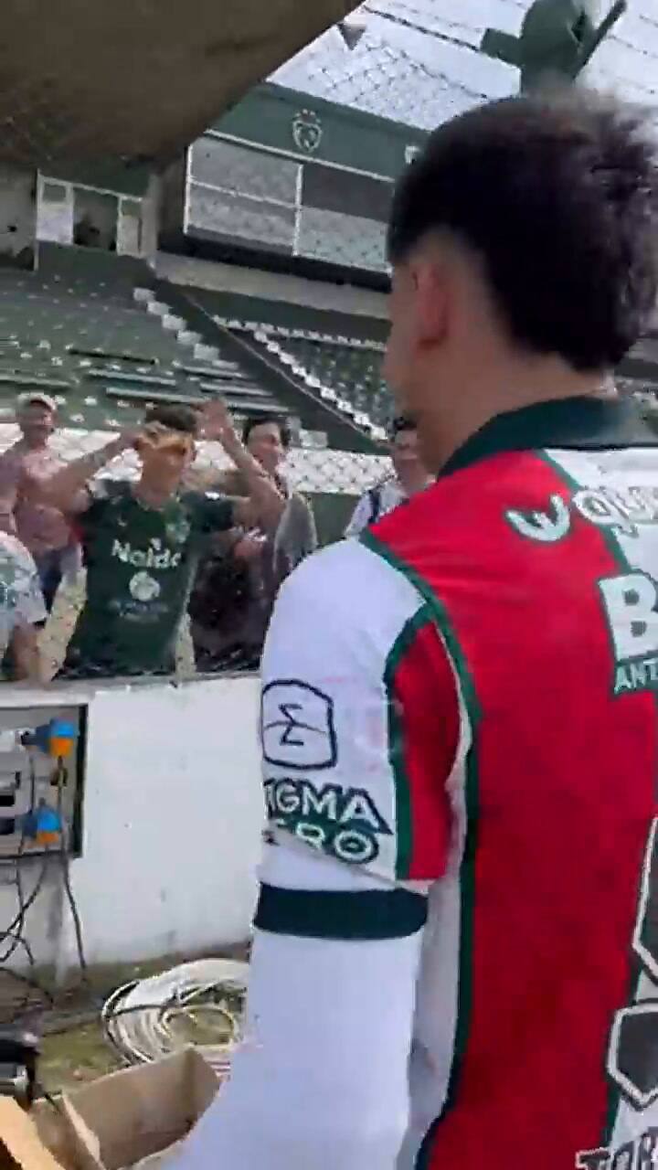 Jonathan Torres cambió su short de Sarmiento por figuritas (ESPN)