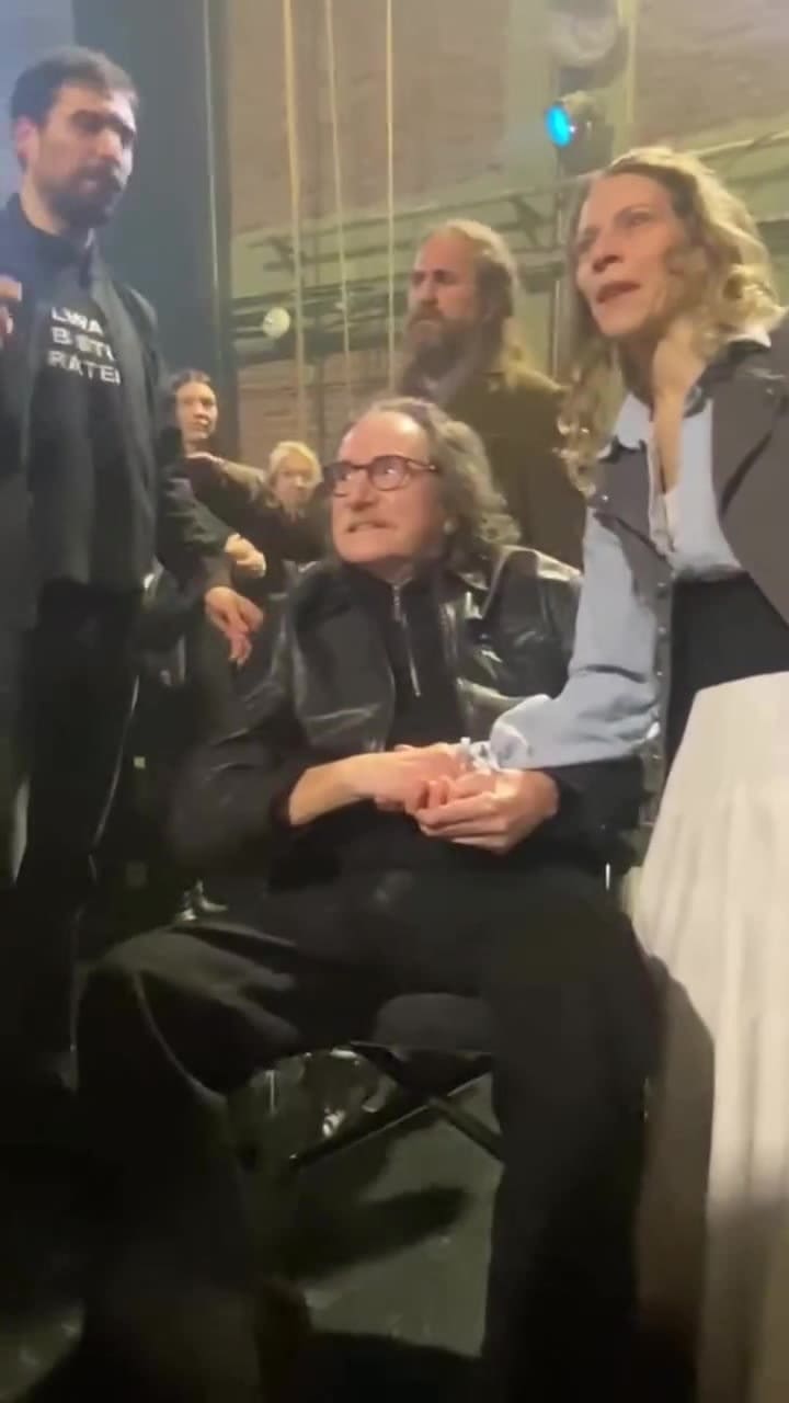 Charly García en la función de Invasiones I: no bombardeen Buenos Aires