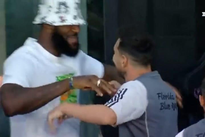 El abrazo entre LeBron James y Lionel Messi