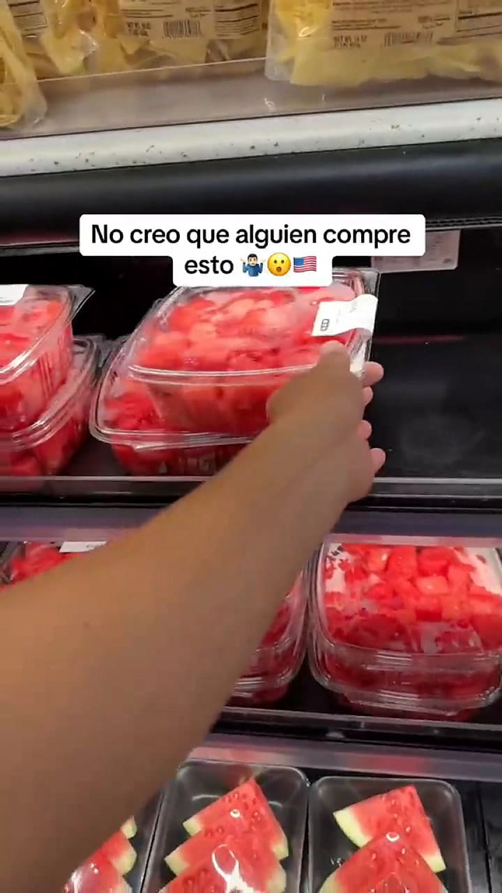 Un joven latino se espanta por el precio elevado de la fruta en Estados Unidos