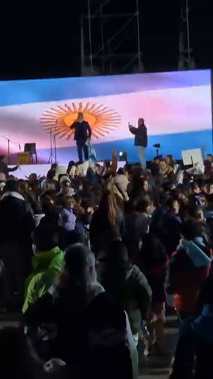 Tecnópolis: el homenaje de los más chicos a Messi en la jura de la bandera