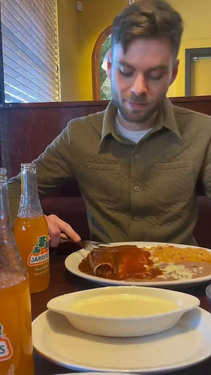 Su pareja ordenó unas enchiladas de pollo, un platillo típico de México