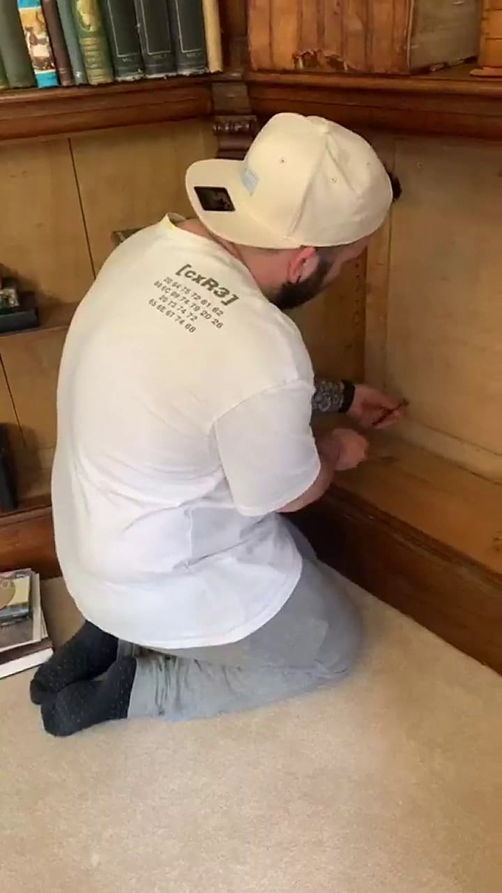 Un joven descubre una red de túneles y habitaciones ocultas bajo su casa