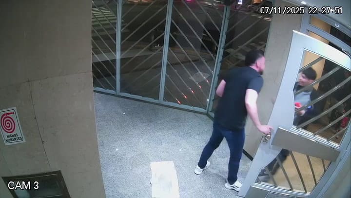 A las 22.27 ingresa la víctima con uno de los viudos negro
