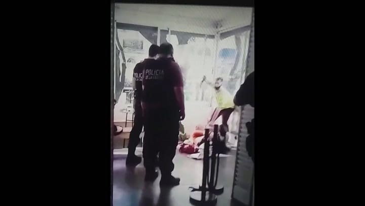 El momento del arresto del atacante en la escuela de danzas