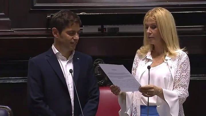 El curioso gesto de Cristina Fernández de Kirchner durante la jura de Kicillof