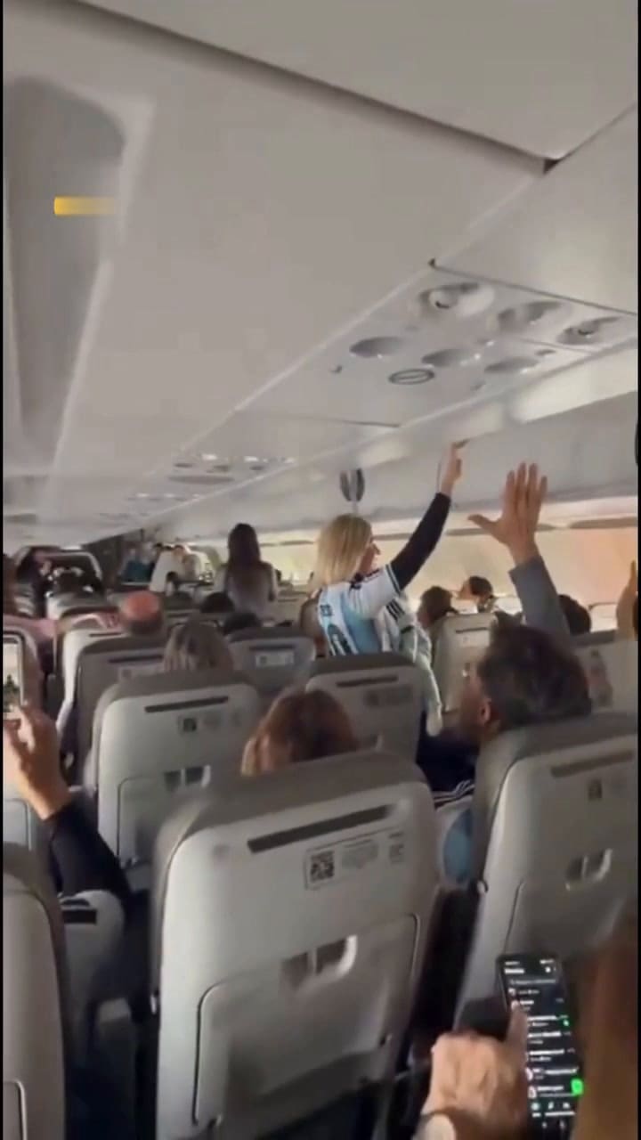 Locura en un avión por la victoria de Argentina sobre Egipto