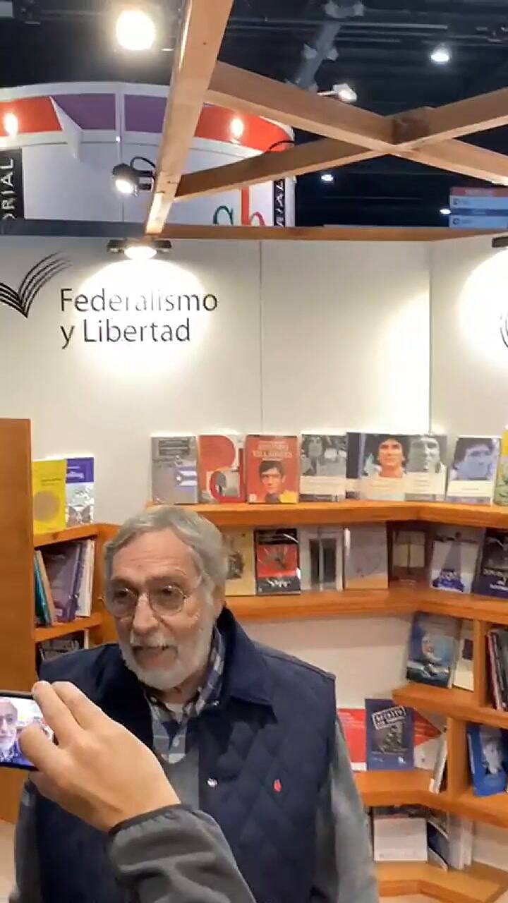 Luis Brandoni recomendó la exposición 'Patria y vida' en el stand cubano de la Feria del Libro