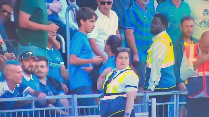 Un futbolista ahorcó a un adolescente durante un partido en Inglaterra y recibió una dura sanción