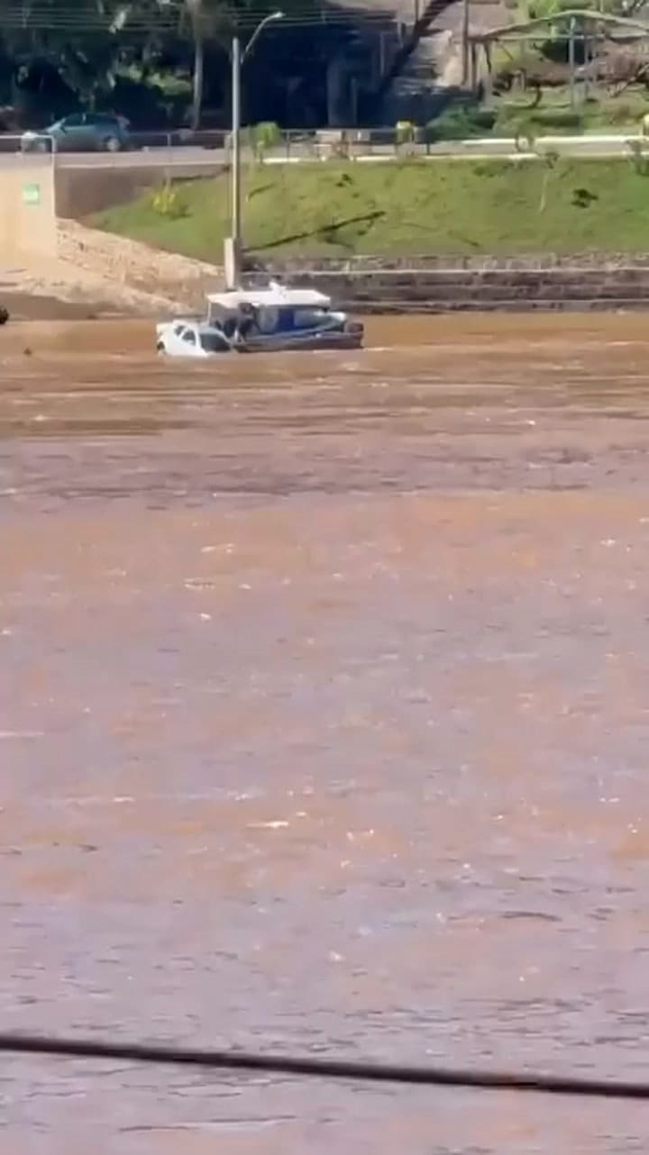 Un conductor no se detuvo al subir a una balsa para cruzar la frontera, atravesó un portón y cayó al río Uruguay