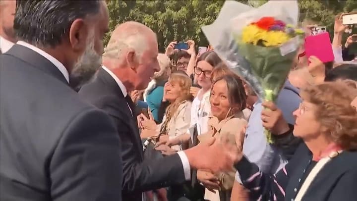 El inesperado beso que recibió el rey Carlos III de una mujer que rompió el protocolo
