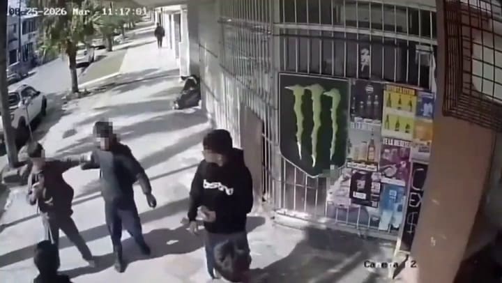 Un adolescente le clavó un destornillador en la pierna a un compañero durante una discusión y todo quedó grabado