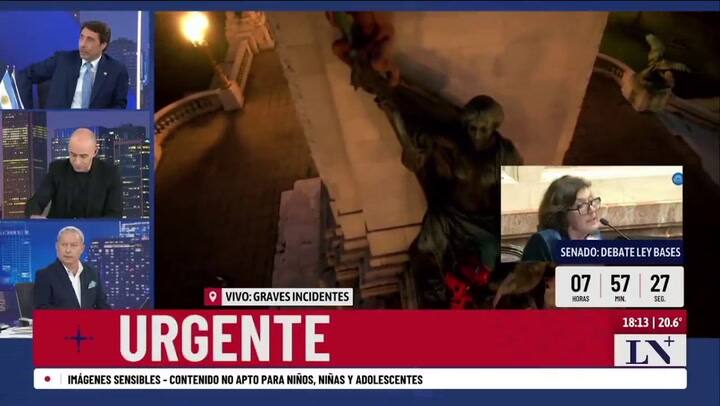 Un hombre desnudo se subió al monumento frente al Congreso