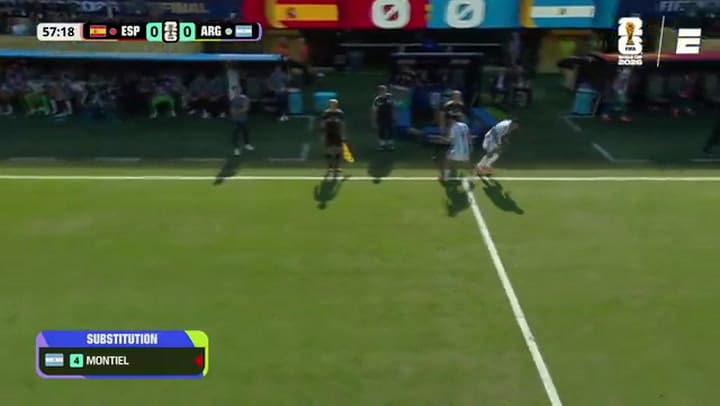 Gonzalo Montiel no saludó a Lionel Scaloni al salir del campo de juego
