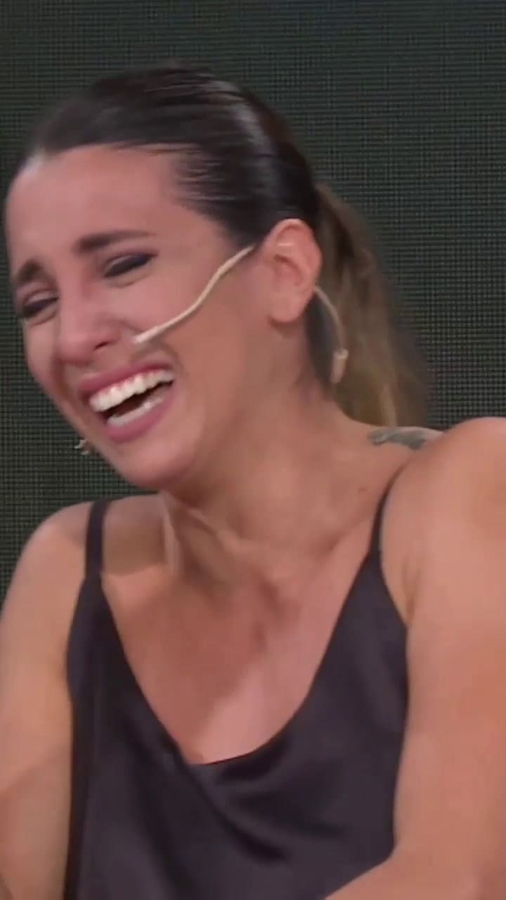Cinthia Fernández se tentó de risa en pleno programa