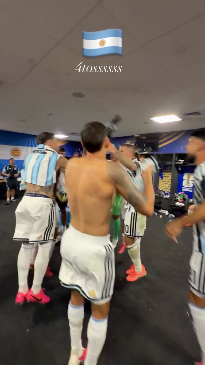 El festejo alocado de los jugadores en el vestuario tras el triunfo ante Egipto