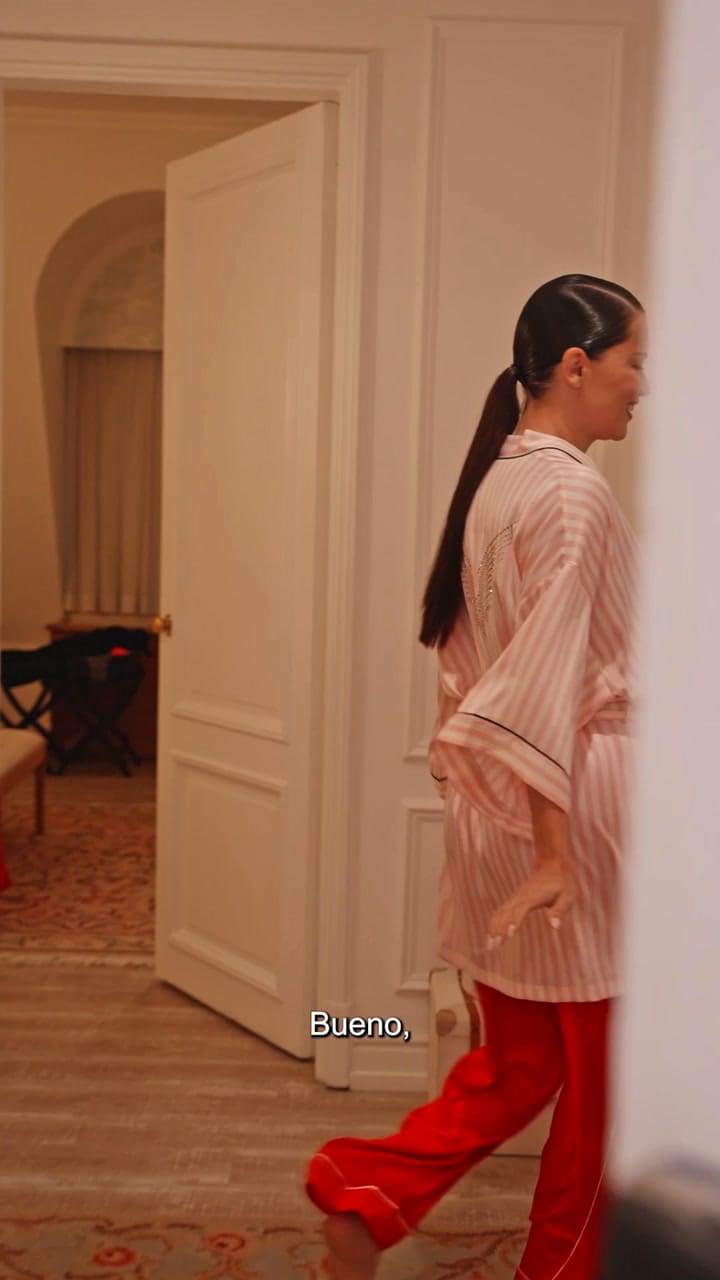 Adriana se prepara para las fotos en la habitación de su hotel en Buenos Aires