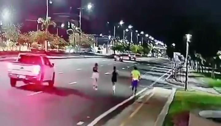 Una corredora entrenaba para una maratón en una avenida y murió atropellada por una camioneta en Ecuador