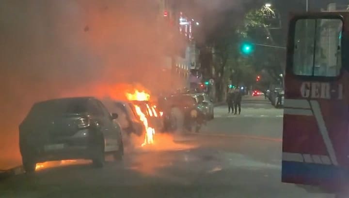 Incendió cuatro autos, dos comercios y una vivienda
